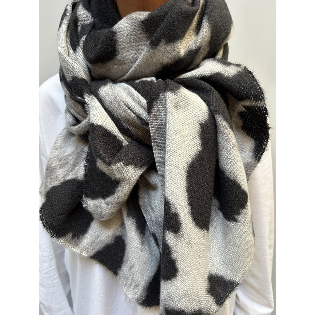 Skjerf med print - Grey Leo - Three M